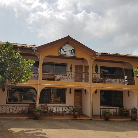 De Mod Hotel Ngleshi Amanfro Buitenkant foto