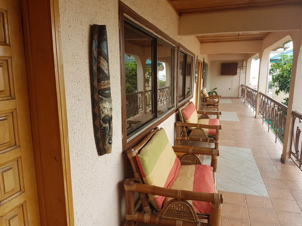 De Mod Hotel Ngleshi Amanfro Buitenkant foto